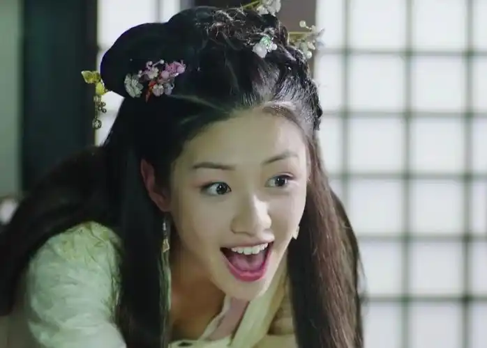 适合古装)她应该是三姐妹里相对最适合古装的最重要的是,向涵之02年的