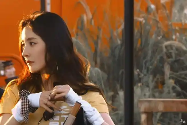 杨幂花儿与少年露脐装饭拍##杨幂花儿与少年落日氛围感饭拍