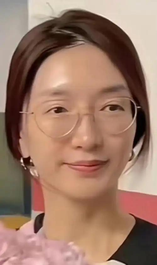 难怪胡歌要娶助理!江疏影素颜首曝光,朴素到路人都开始自信了