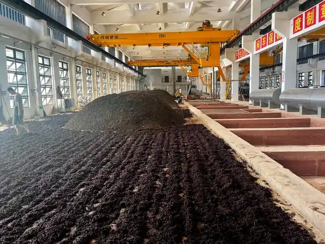 1,窖池规格酱酒的窖池为石壁泥底,四壁由条状的茅台镇砾岩石,赤砂岩和