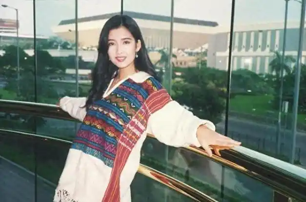 双琪夺面被批好胜抢郑伊健生日闪婚梁咏琪卖力演唱贵妇梦碎