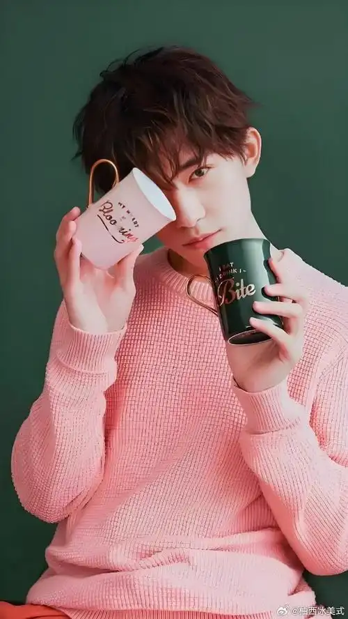 易烊千玺我们玺一直都很喜欢粉红色,还有那俩粉色小包包用了好久了