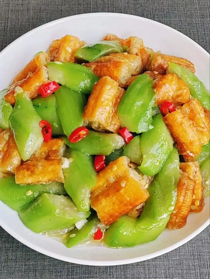 家常下饭菜-丝瓜炒油条.#上热门 来吧01你一定要试试这道菜 - 抖音