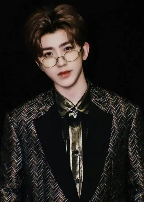 蔡徐坤新歌彩排图曝光,期待明天的新歌首秀!零点压轴不愧是你!