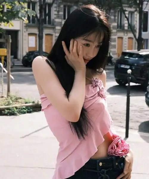 虞书欣穿挂脖粉吊带又甜又辣歪头甜笑卖萌2