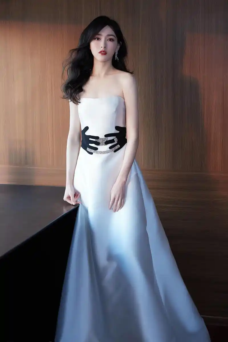 唐嫣当妈了身材依然惊艳穿蓝色吊带连衣裙成熟精致高挑时髦