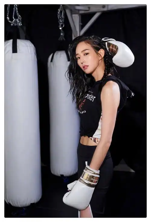 张钧甯高情商婉拒邱泽表白,帅气拳击辫高开叉运动裙,酷女孩无疑