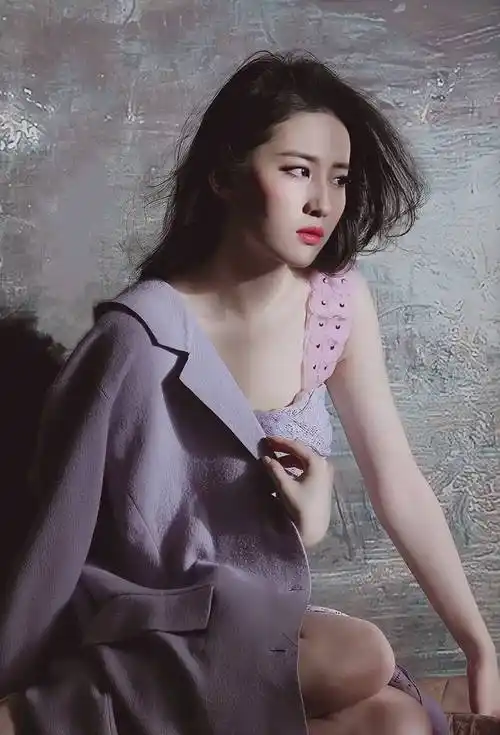 "神仙姐姐"刘亦菲紫色时尚长裙宛似紫霞仙女_写真_电影_电视剧