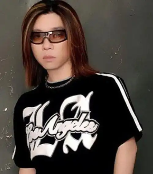 其实有很多人都很奇怪,郭峰为什么一直戴着眼镜?