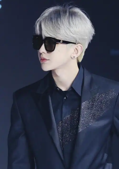 蔡徐坤壁纸蔡徐坤穿西装戴墨镜帅炸了ikun们的小心脏还好吗