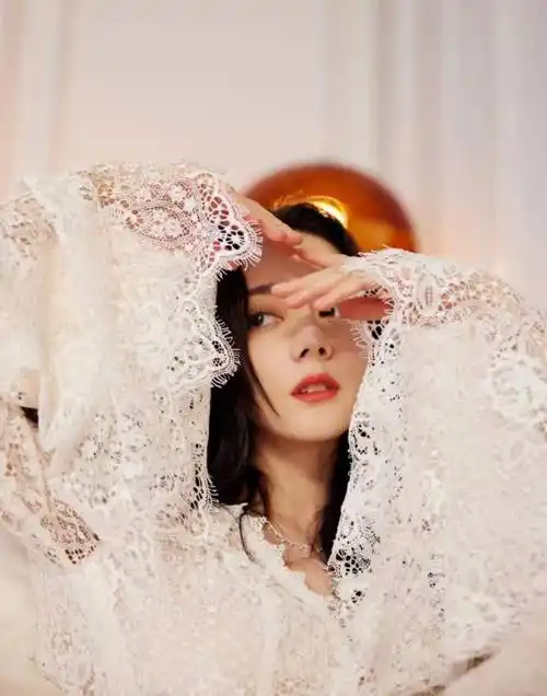 迪丽热巴白色蕾丝裙惊艳亮相,简约中绽放迷人魅力,网友直呼看不够!