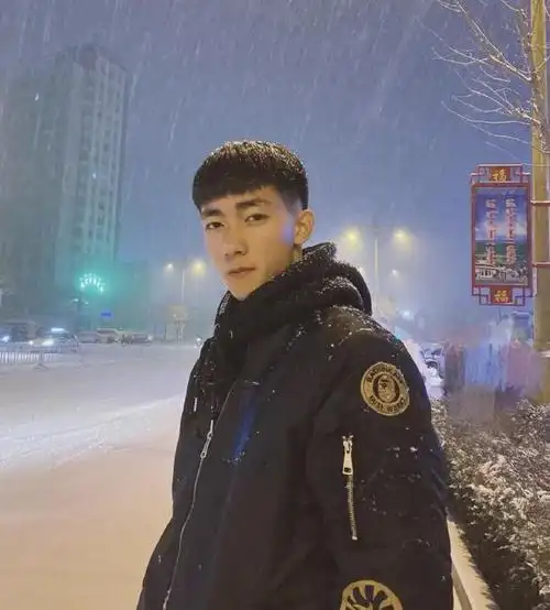 19岁内蒙古高三篮球帅哥小腹肌太好看了