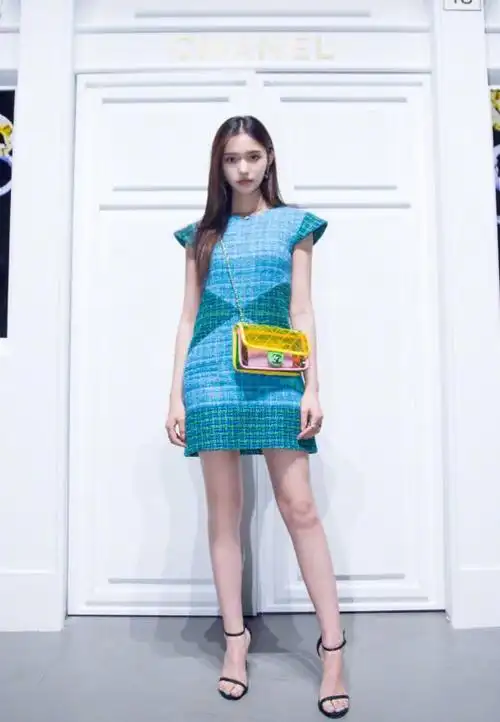 林允的鞋子绝了,鞋带竟然是2条"海苔",估计一走就断了!