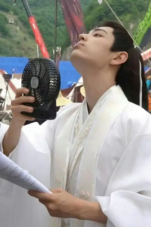 时影,尤其是后四张,好像没见过哎#肖战晒与爸爸妈妈背影照##肖战晒