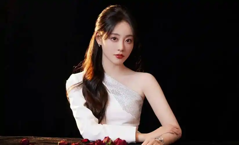 祝绪丹光影玫瑰写真 穿斜肩白裙露香肩秀美腿 清纯唯美 魅惑撩人_白色