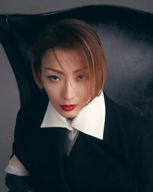 郑秀文留短发配红唇穿黑丝女王范十足