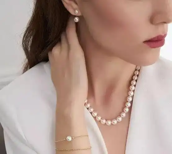 佩戴一串珍珠项链,就可以把女人的优雅气质衬托得淋漓精致,一颗颗圆润