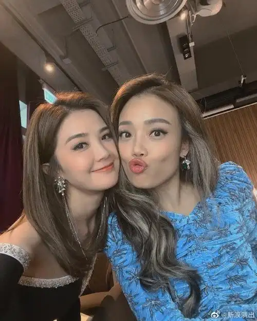 容祖儿阿sa巴黎贴脸合照