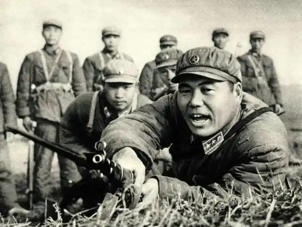 刘镇武从小就富有正义感,他对军事有关的一切事物都有浓厚的兴趣.