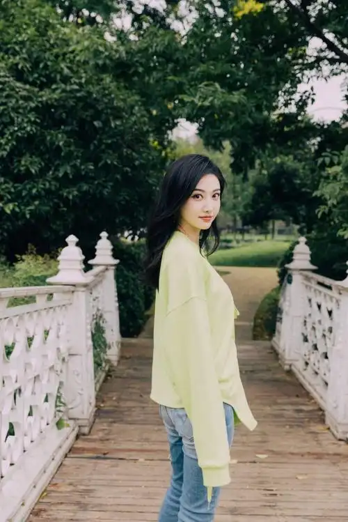 景甜卫衣搭牛仔裤清新甜美气质优雅端庄