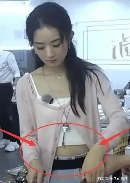 赵丽颖产后首穿露脐装,看到她肚子上的肉,不愧是生过孩子的人