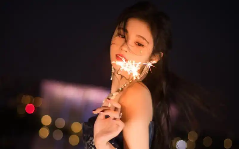 鞠婧祎抹胸纱裙甜美高清桌面壁纸-大陆明星-壁纸下载-美桌网