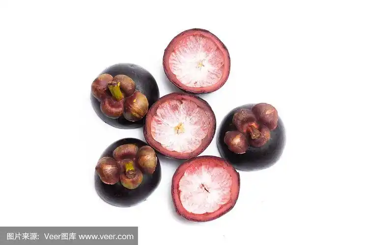 山竹皮半切孤立在白色背景.