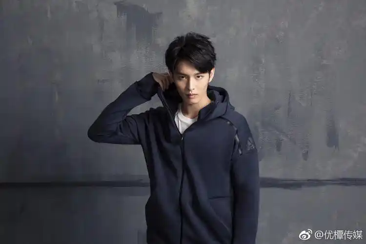 曹佑宁携手运动品牌诠释新系列 散发酷帅气场质感十足