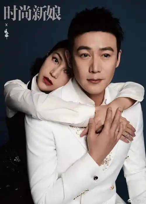 组图:陆毅晒与老婆鲍蕾合体大片 穿西装婚纱搂肩灿笑好甜蜜_高清图集