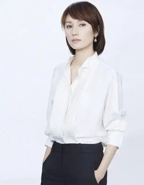 43岁气质女神袁泉,极简穿搭彰显从容优雅,素色系诠释美的高级