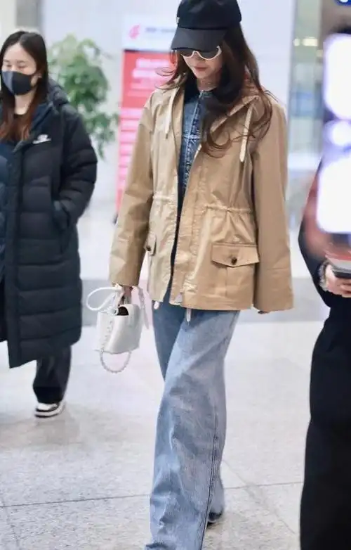 刘亦菲从哪找来的丑衣服?窄腰短风衣土气又显壮,全靠美貌撑着!