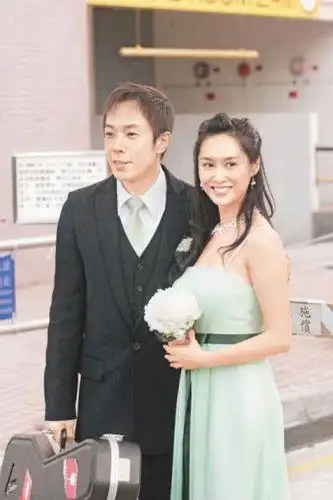 黄贯中朱茵年底结婚 将送巨钻办"梦幻狗婚礼"