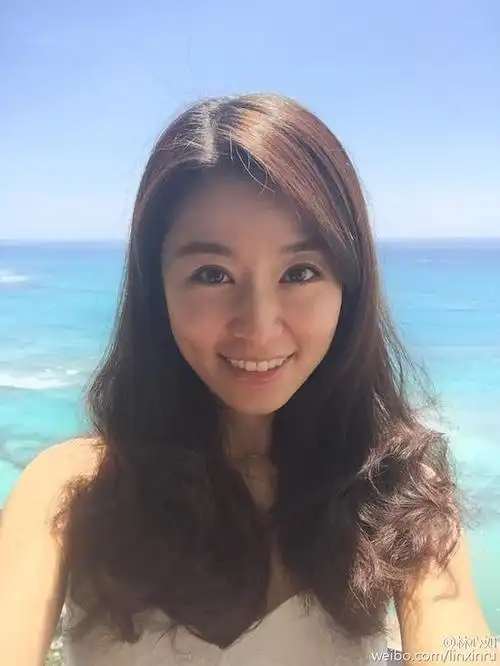 林心如晒素颜美照海边度假一头披肩卷发笑容甜美