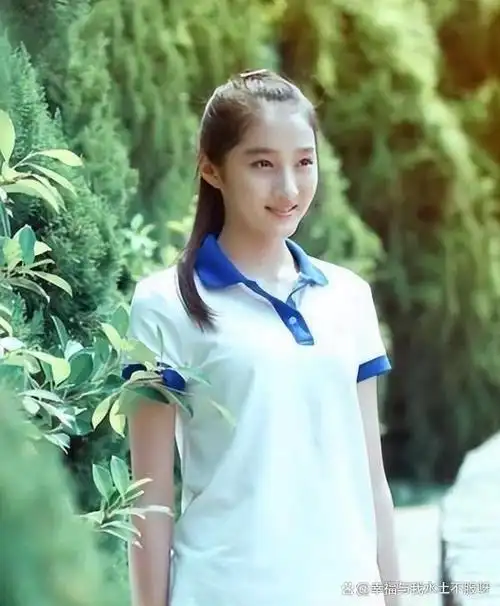 近日,关晓彤成功考取国家话剧院公务员一事在网络上引起了广泛关注.