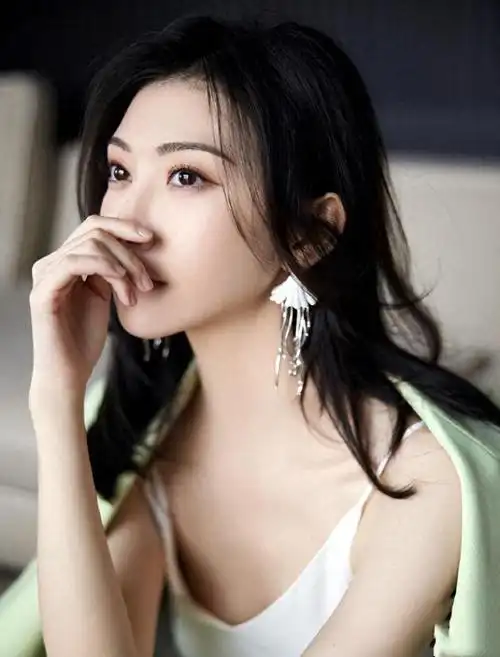 演员景甜否认评论"巴以冲突",工作室称账号被盗:不是本人发布|娱乐圈