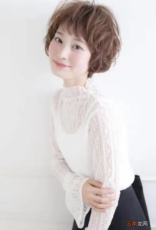 国字脸发型,40岁的国字脸女性适合什么样的发型