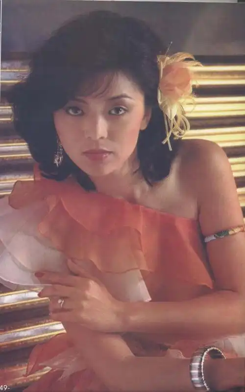 后来陈玉莲有演出的时候,刘德华还会特意上去送花,还是单膝跪地的礼节