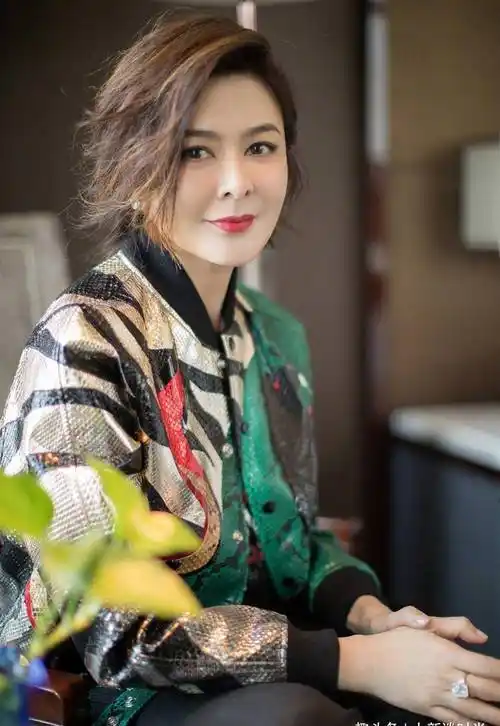 关之琳57岁好时尚!