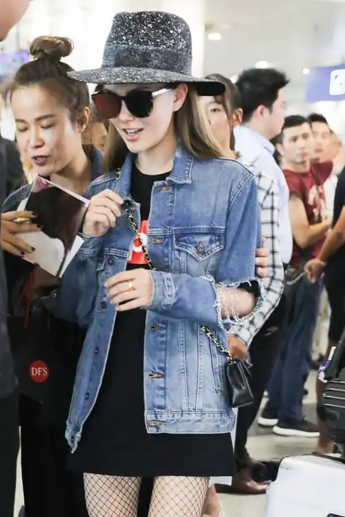 昆凌穿休闲装也这么高调t恤当成裙子穿配渔网袜秀出白腿