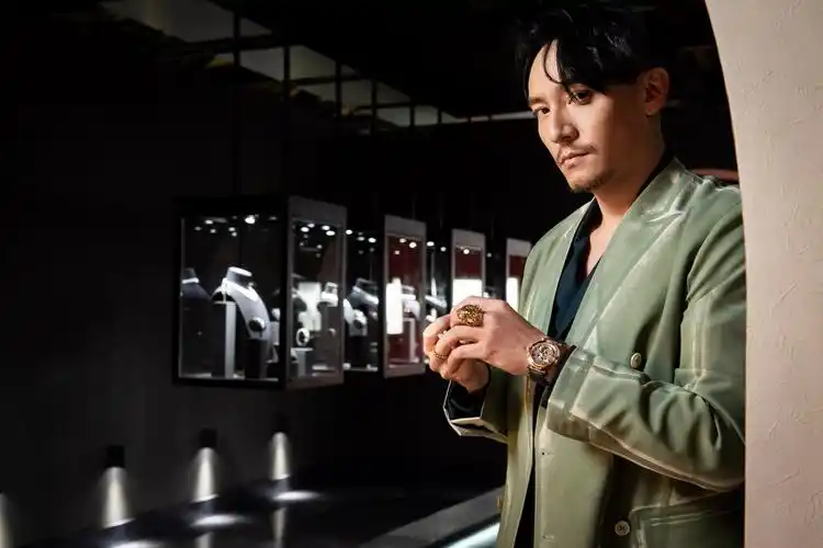 近日,演员@张震 身着薄荷绿西服出席品牌活动……__财经头条