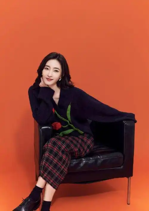 王丽坤晒冬日写真 穿黑色斗篷优雅妩媚