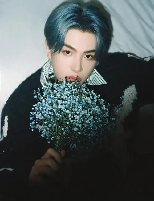 黄明昊jjjustin0219生日写真释出携一束满天星