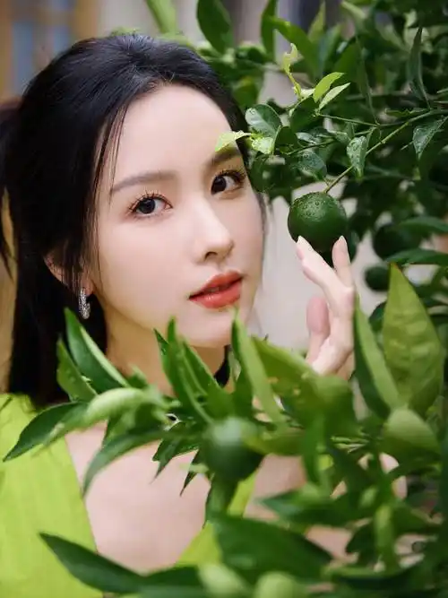 女星陈都灵时尚合集:娇艳迷人,玲珑可爱!