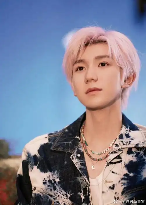 王源粉色头发##王源#王源粉色发型十分出镜,像晚间的微风拂过脸颊.