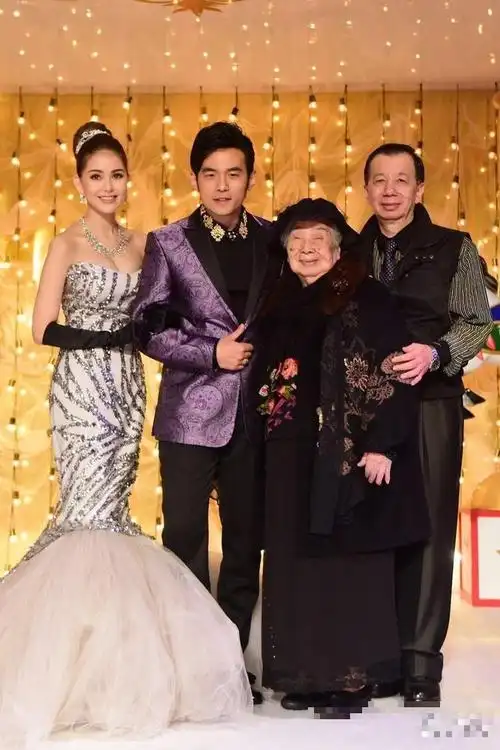 在现场新人与到场的亲友一起合影,在后台周杰伦和昆凌二人贴面合影