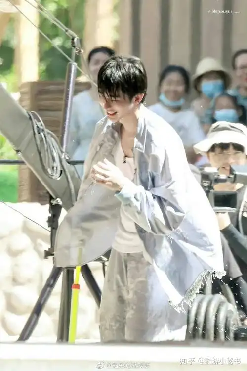 白鹿赵露思录奔跑吧睡衣趴蔡徐坤湿发帅又撩