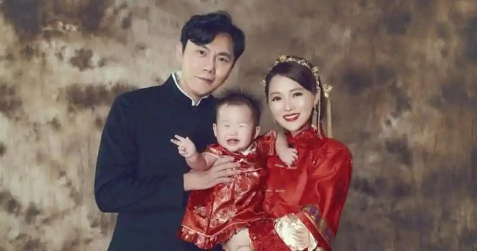 伊能静晒与秦昊合照,称和老公相处靠撒娇,二人差10岁感情仍甜蜜