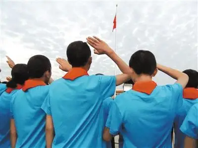 国歌响起,国旗缓缓升起的那刻,杂多县60名学生望着鲜艳的五星红旗