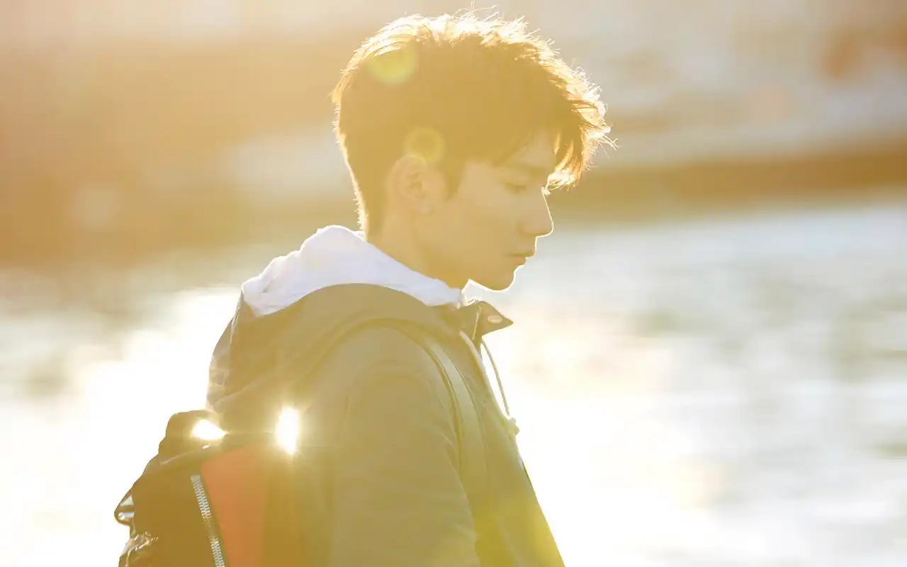 王源冬日户外帅气写真图片桌面壁纸