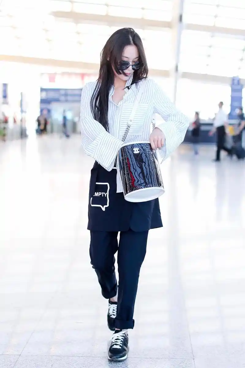 张馨予气场真强大穿一件衬衫搭配黑色长裤走机场女神范十足